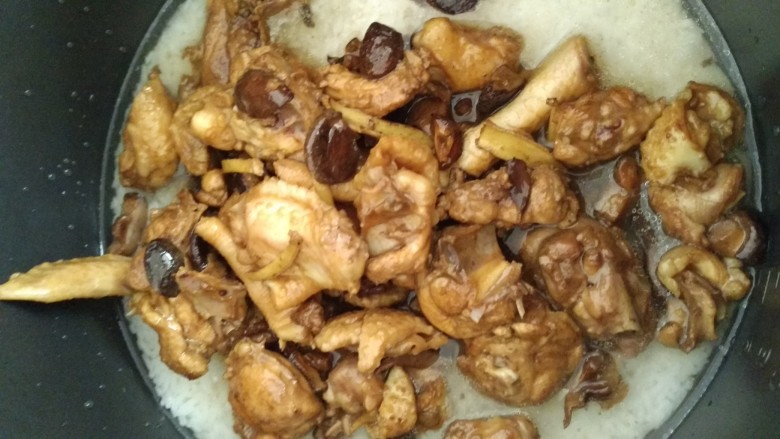 鸡肉香菇饭+南瓜枸杞汤,直接倒入煮了三成熟的米饭 。然后继续按煮饭键。等待即可。