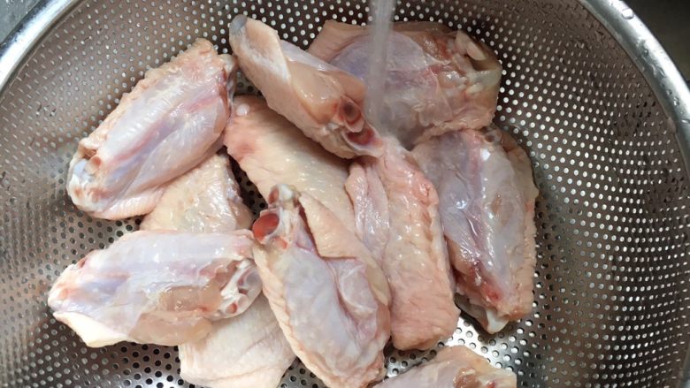 奥尔良烤翅,食材处理:鸡翅用水冲洗干净