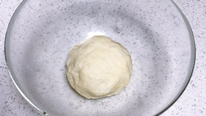 乳酪橙皮金钱小面包,简单的揉成面团即可。放置室温发酵2倍大后用,我是冷藏发酵12小时后取出用的。