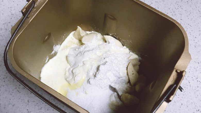 乳酪橙皮金钱小面包,将主面团中所有材料以及中种面团全部放入到面包桶中,运行一个imix程序,约30分钟。