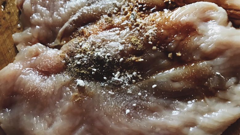 鸡胸肉减肥餐,腌制鸡肉啦~可按照自己不同的口味放调料,我这边放了料酒,生抽,胡椒粉,淀粉,辣椒粉,少许盐