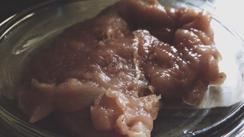 鸡胸肉减肥餐,鸡肉按摩,按摩,按摩~使鸡肉放松~放松~放置10分钟