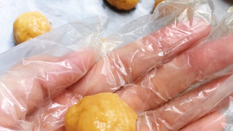 芝麻小酥,戴上一次性手套(可戴可不戴)每10g一份搓成圆球