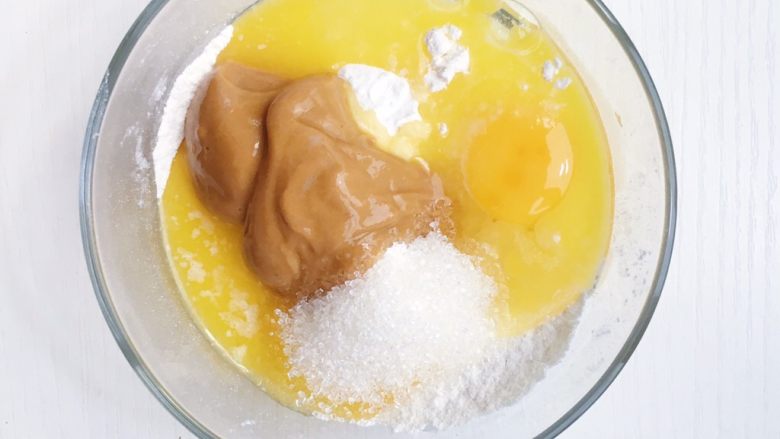 芝麻小酥,将所有食材:面粉 芝麻酱 鸡蛋 白砂糖 融化的黄油混合