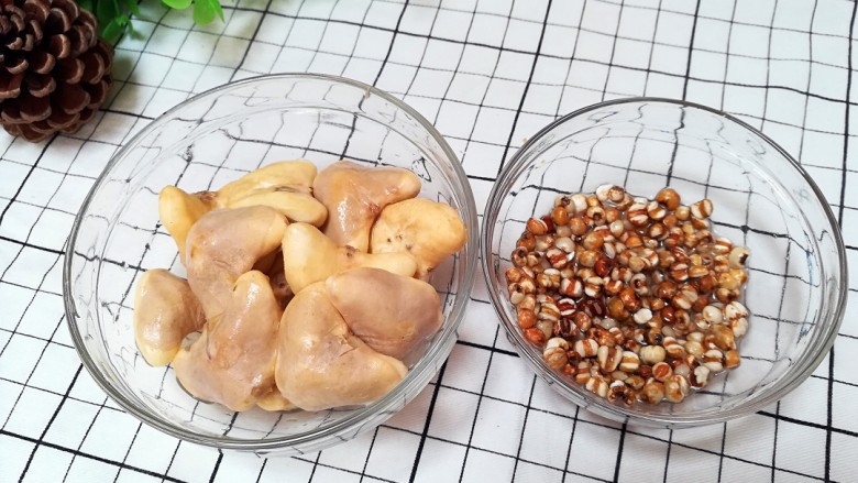 菱角薏米粥,沥干水分,准备熬煮