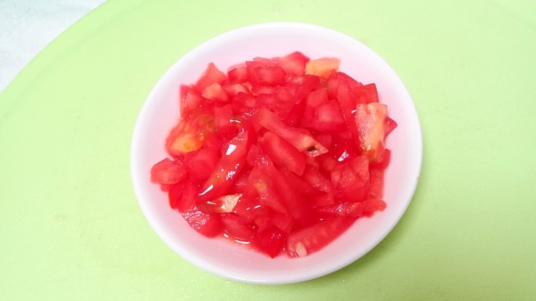 西红柿土豆汤,<a style='color:red;display:inline-block;' href='/shicai/ 3551'>西红柿</a>洗净去皮切细小颗粒备用