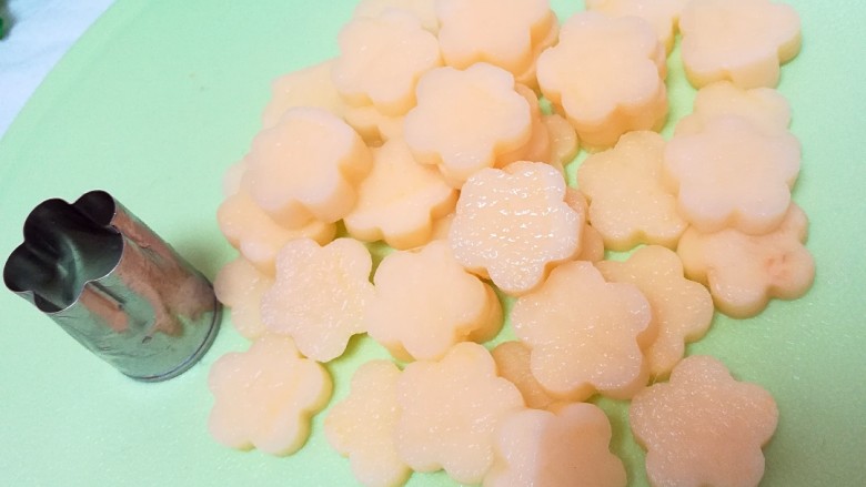 西红柿土豆汤,再用压花器压出花备用