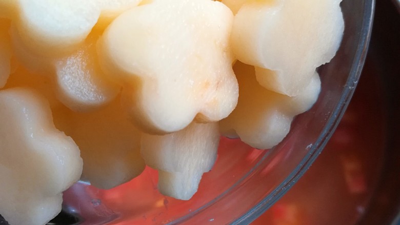 西红柿土豆汤,倒入一碗清水,再加入土豆花熬煮