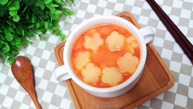 西红柿土豆汤,出锅喽,如果宝宝觉得西红柿的味道太过于酸,可下少许细砂糖或者冰糖调一下味哦