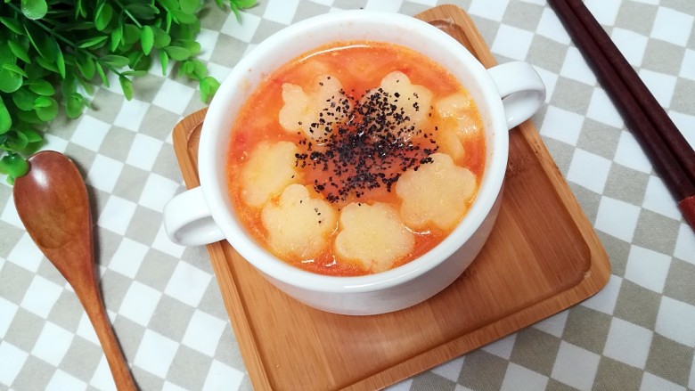 西红柿土豆汤,最后再加入少许黑芝麻粉提味,超级补钙
