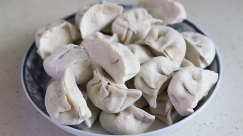 脆底煎饺（速冻饺子的救星）,准备一盘饺子，新鲜的或者速冻的都可以