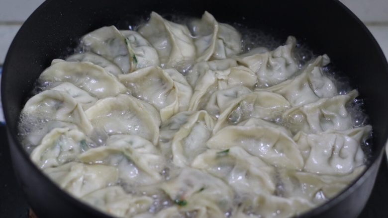 脆底煎饺(速冻饺子的救星),盖上锅盖中火焖煮
