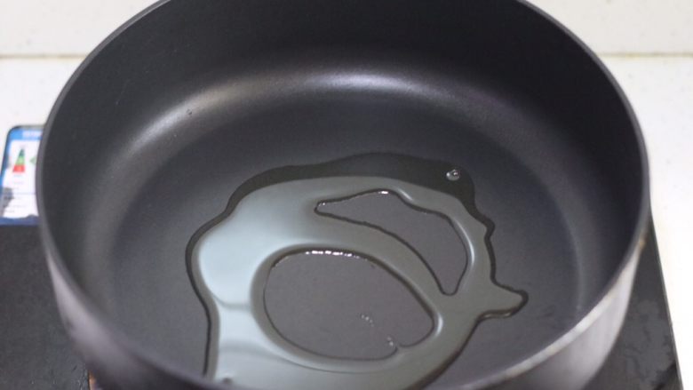 脆底煎饺(速冻饺子的救星),不粘平底锅里放少许油,并且晃动锅子使食用油分布均匀