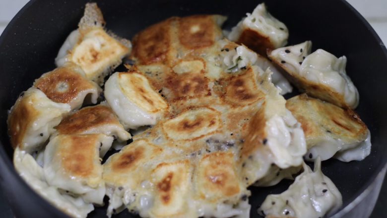 脆底煎饺(速冻饺子的救星),香脆的饺子就做好啦
好好享用吧