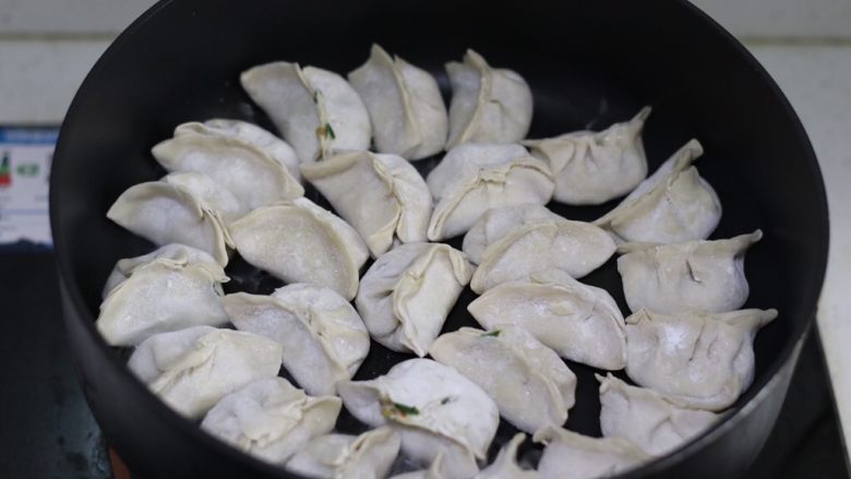 脆底煎饺(速冻饺子的救星),依次排进饺子,每个饺子底下都要保证沾上食用油,不然可能会烧焦哦