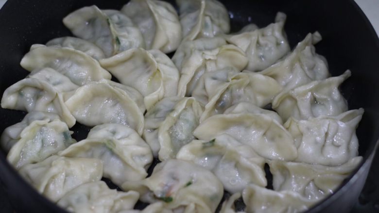 脆底煎饺(速冻饺子的救星),锅里的饺子烧到水分基本蒸发,饺子轻微膨胀,饺子皮变透明时(即图中状态)