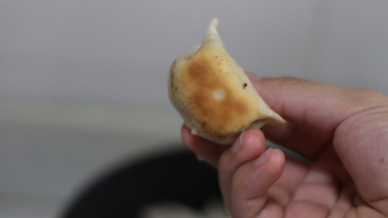 脆底煎饺(速冻饺子的救星),盖上盖子,中小火煎至底部微黄,即图中状态,注意别上色过深