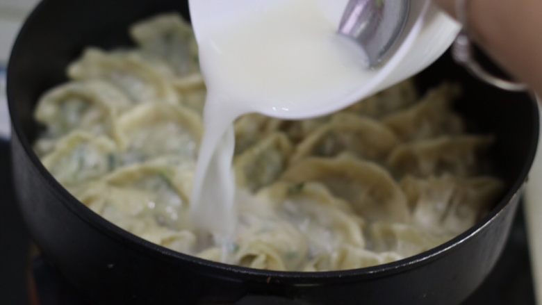 脆底煎饺(速冻饺子的救星),均匀的画圈淋入步骤7中的面粉水
