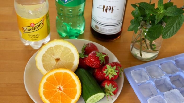 英式水果鸡尾酒Pimm's,1.备好材料:Pimm’s No. 1(皮姆一号)、<a style='color:red;display:inline-block;' href='/shicai/ 10115'>雪碧</a>(sprite)或通宁水(tonic water)、黃瓜、<a style='color:red;display:inline-block;' href='/shicai/ 626'>橙子</a>、<a style='color:red;display:inline-block;' href='/shicai/ 592'>草莓</a>、<a style='color:red;display:inline-block;' href='/shicai/ 595'>柠檬</a>、<a style='color:red;display:inline-block;' href='/shicai/ 3760'>薄荷</a>枝、<a style='color:red;display:inline-block;' href='/shicai/ 12035'>冰块</a>
注:通常用<a style='color:red;display:inline-block;' href='/shicai/ 595'>柠檬</a>汽水(lemonade),如果没有可用通宁水(tonic water)、七喜(7 UP)或<a style='color:red;display:inline-block;' href='/shicai/ 10115'>雪碧</a>(Sprite),没有太大的区别。