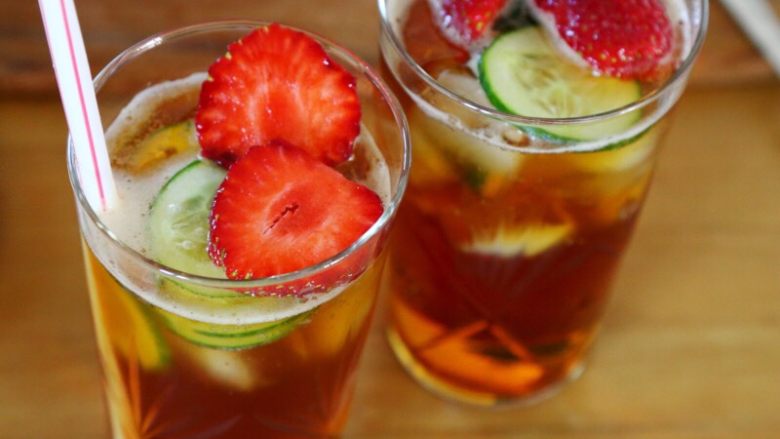 英式水果鸡尾酒Pimm's,9.草莓切片,或对切放入杯中。