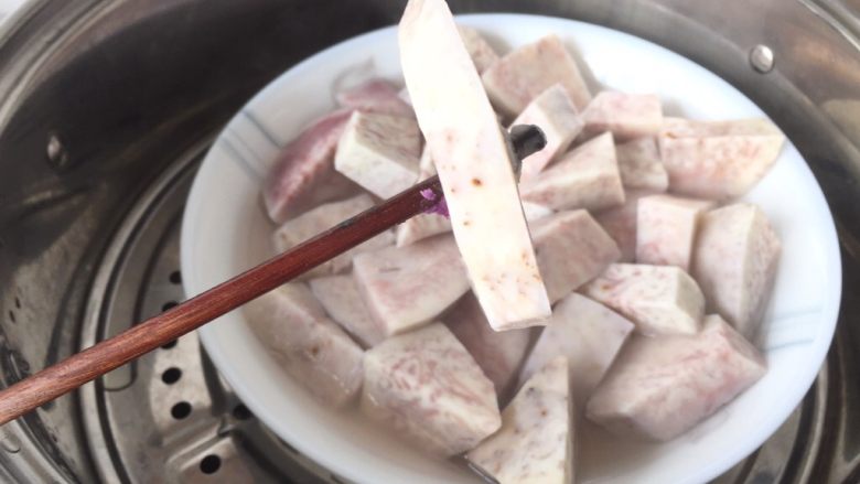 两色手感芋圆,用筷子戳一下紫薯和芋头,可以轻松叉透就是熟了