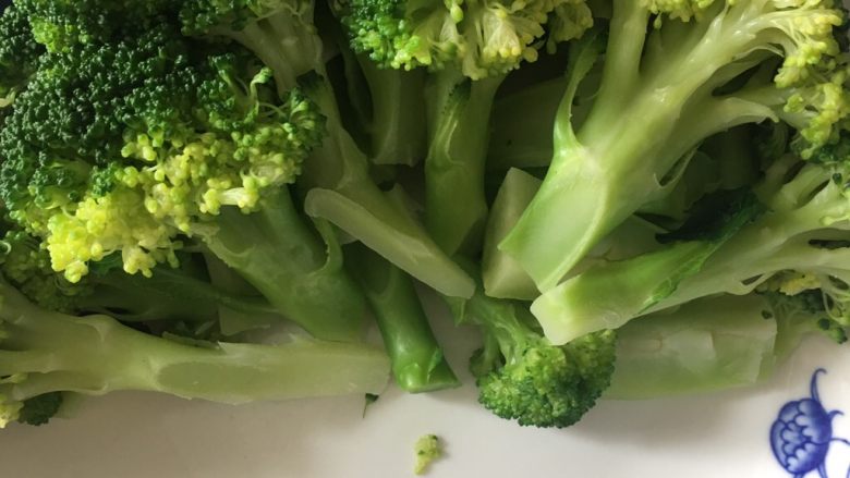 夏日西兰花菇粮,捞起,摆盘即可。