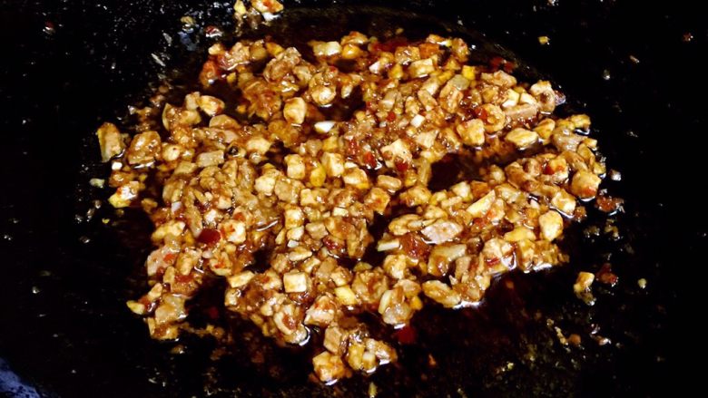 麻婆豆腐,炸到麻椒出香味且颜色微黄,捞出麻椒扔掉。
放入郫县豆瓣酱、姜末、蒜末小火炒到出红油,再放入肉末翻炒。