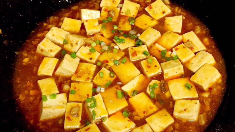 麻婆豆腐,关火,撒葱花即可。