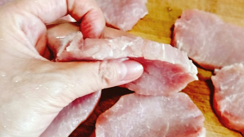 干炸酥肉王,切5mm一7mm厚的片状!