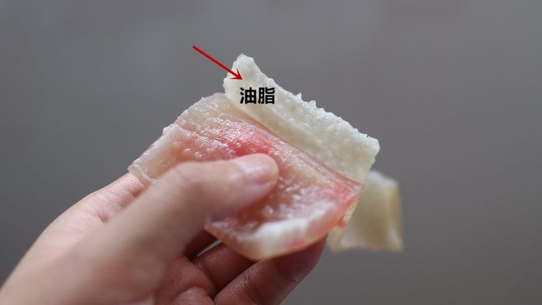 麻辣猪皮冻,煮好的猪皮,凉水过一下。然后用刀去除表面的油脂。这个油脂一定要去的干净一点,要不然到时候做好的成品会油腻腻的