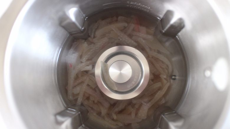 麻辣猪皮冻,将切好的猪皮倒入豆浆机内,然后将700ml凉水也加入其中。