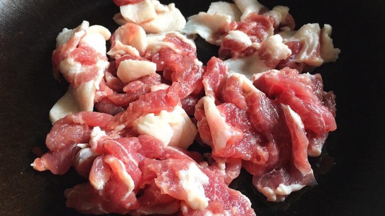 过瘾下饭 肉质超嫩的 农家小炒肉,将肉片放入锅中