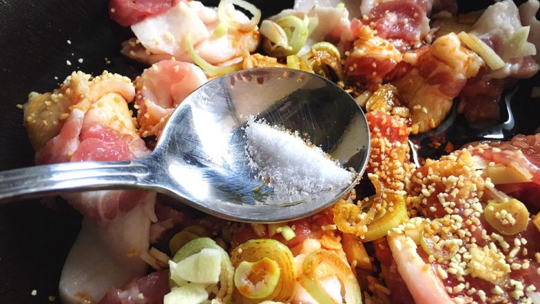 过瘾下饭 肉质超嫩的 农家小炒肉,放入盐