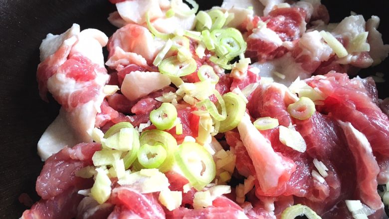 过瘾下饭 肉质超嫩的 农家小炒肉,放入葱、蒜