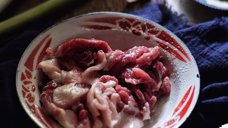 过瘾下饭 肉质超嫩的 农家小炒肉,将肉切片 冲一下水(有点水份一会炒时更嫩 锅底最后会有一点汤汁 配米饭更好吃)