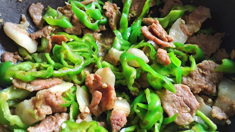 过瘾下饭 肉质超嫩的 农家小炒肉,翻炒均匀 看到肉片全熟 尖角微微变色 有香味飘出 即可关火

(此时尝尝味道 觉得不够咸再加点盐)