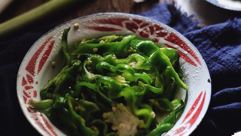 过瘾下饭 肉质超嫩的 农家小炒肉,尖椒去蒂 留籽 斜切成片