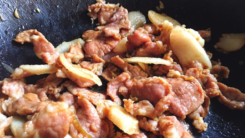 过瘾下饭 肉质超嫩的 农家小炒肉,开小火 翻炒至肉片变色

(恩不放油 因为肥肉油很多 冲肉片时又有一点水份 可以保持肉的鲜嫩)
