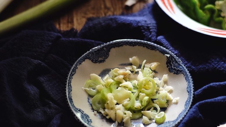 过瘾下饭 肉质超嫩的 农家小炒肉,葱与蒜切碎备用