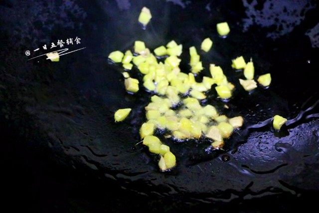 南瓜焖饭,把油倒入锅中，在温热的时候加入姜粒，中火炒香，炒至微焦。
