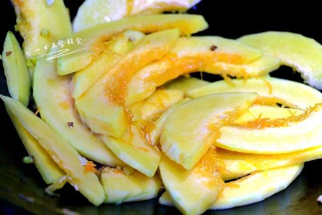 南瓜焖饭,加入南瓜继续翻炒至微微缩水。