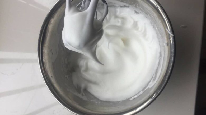 肉松小贝,打发好的蛋白,提起打蛋器有弯钩