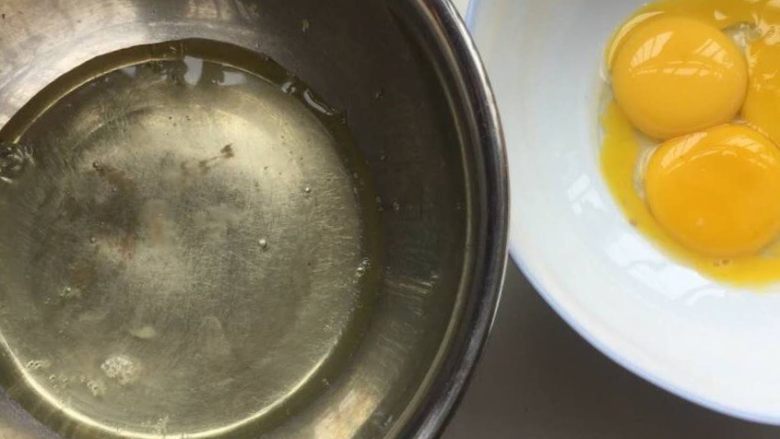 肉松小贝,分离蛋清蛋黄,蛋清放到冰箱冷藏待用