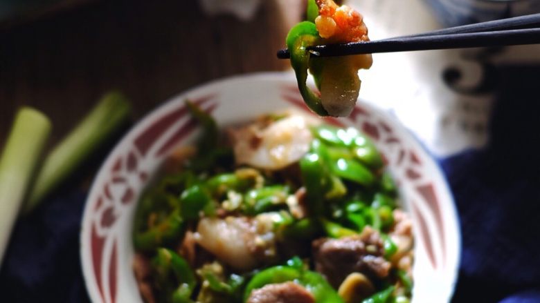 过瘾下饭 肉质超嫩的 农家小炒肉,来 张嘴~