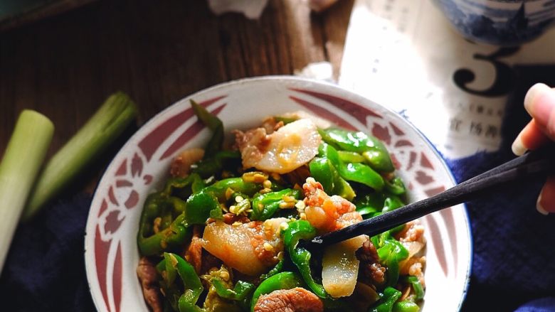 过瘾下饭 肉质超嫩的 农家小炒肉,因为肉片冲了水 留有一点水份，最后锅底会有一点汤汁 配米饭更好吃