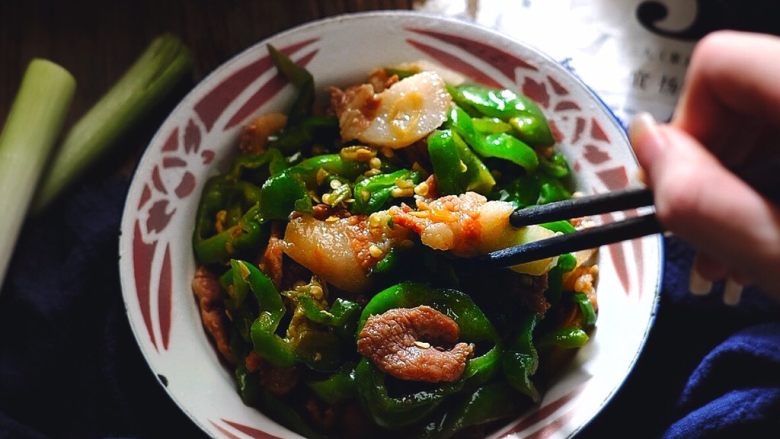 过瘾下饭 肉质超嫩的 农家小炒肉,不放油肉质也超嫩 水灵灵的~