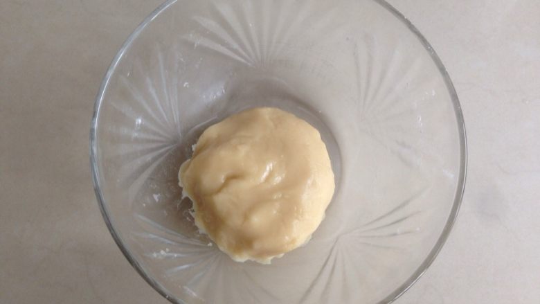 植物油版绿豆酥饼,用刮刀将其拌均匀,成面团,放冰箱冷藏30分钟