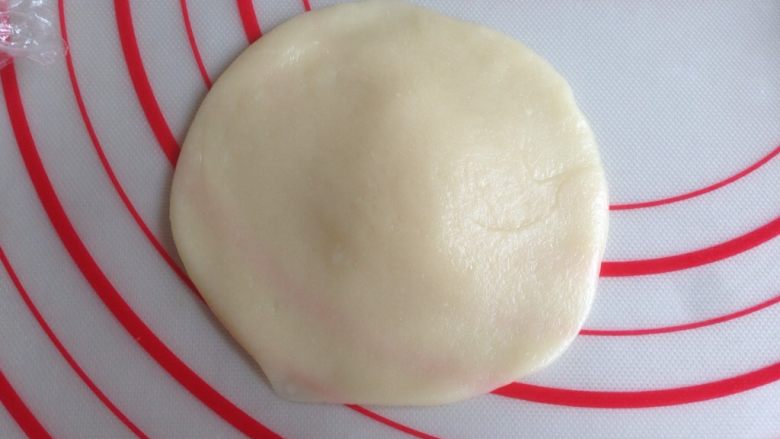 植物油版绿豆酥饼,将水油皮擀成圆形,旁边薄中间厚