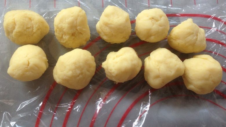 植物油版绿豆酥饼,将<a style='color:red;display:inline-block;' href='/shicai/ 6739'>绿豆馅</a>分成每个25克,搓圆,盖保鲜膜备用