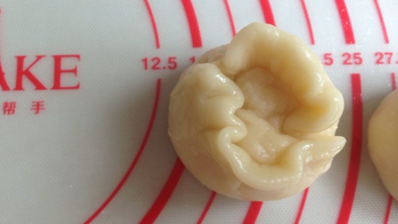 植物油版绿豆酥饼,用虎口收口,收口朝下,盖保鲜膜,放冰箱冷藏松弛15分钟